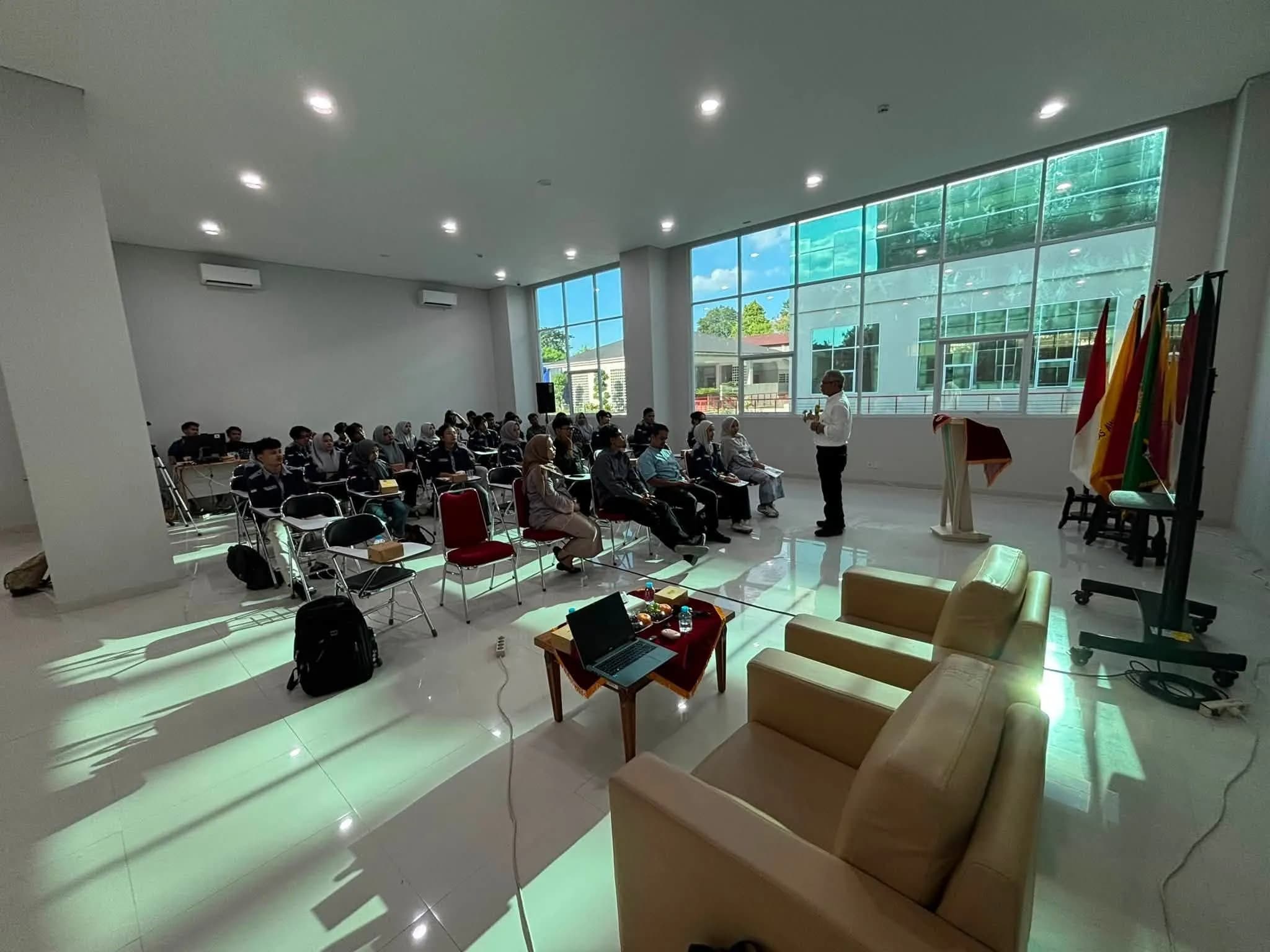Kolaborasi Teknologi dan Kesehatan: Dosen Sistem Informasi UHT Pekanbaru Kupas AI dan Smart Hospital di salah satu Universitas Kesehatan di Pekanbaru