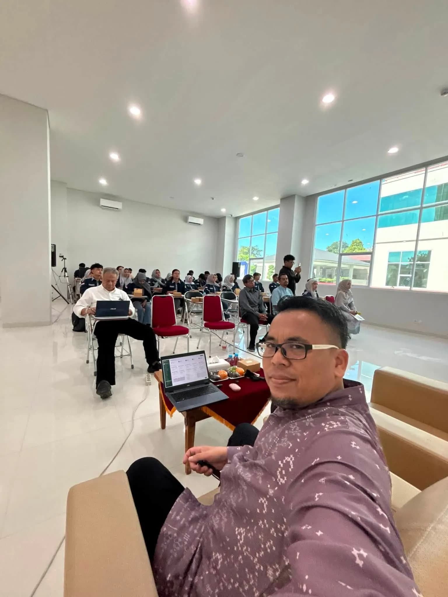Kolaborasi Teknologi dan Kesehatan: Dosen Sistem Informasi UHT Pekanbaru Kupas AI dan Smart Hospital di salah satu Universitas Kesehatan di Pekanbaru
